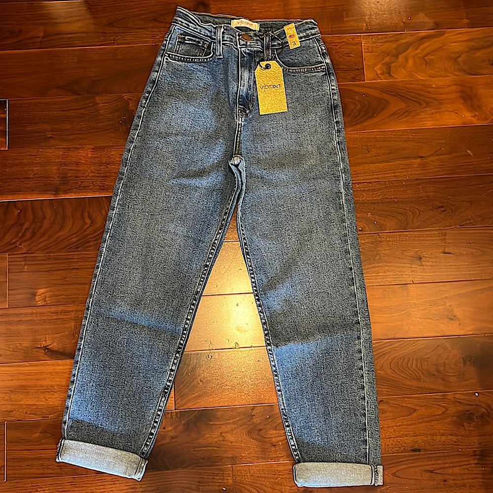 Vibrant back detail highrise mom jeans